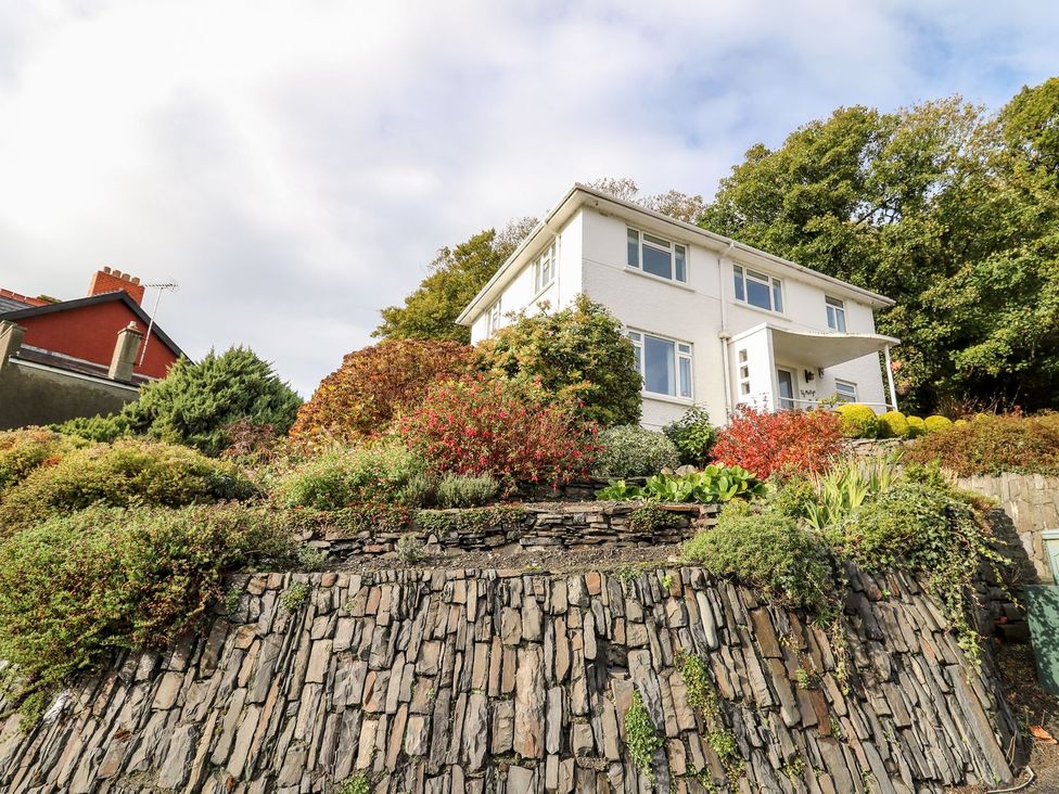 A house with a garden and pathway at Tymelyn in Aberystwyth