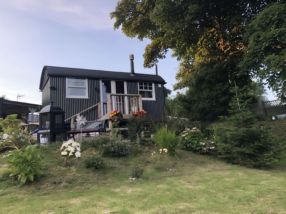A house with a deck and garden at Tylands in Camelford