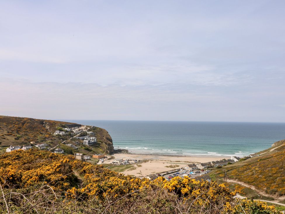 A beach with houses and hills near the ocean at Cubs Corner in Goonbell near St Agnes