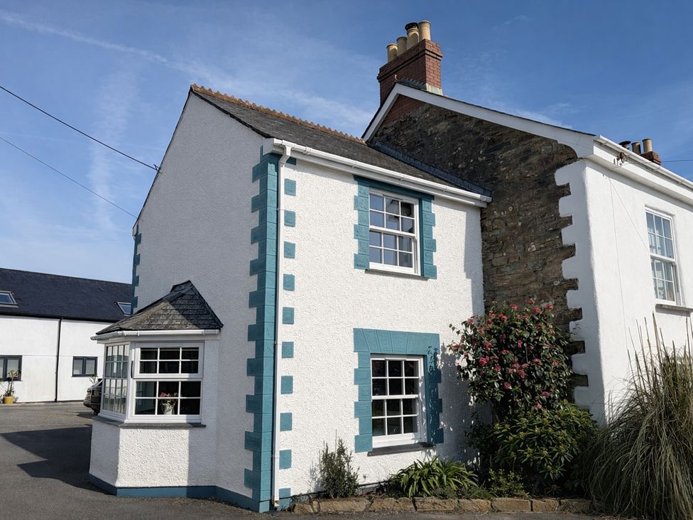 A house with windows and plants at Cubs Corner in St Agnes