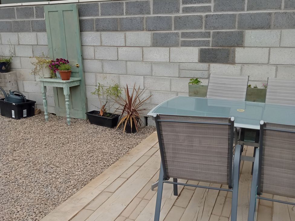 A garden with a table and chairs at 14 Largo Road Leven