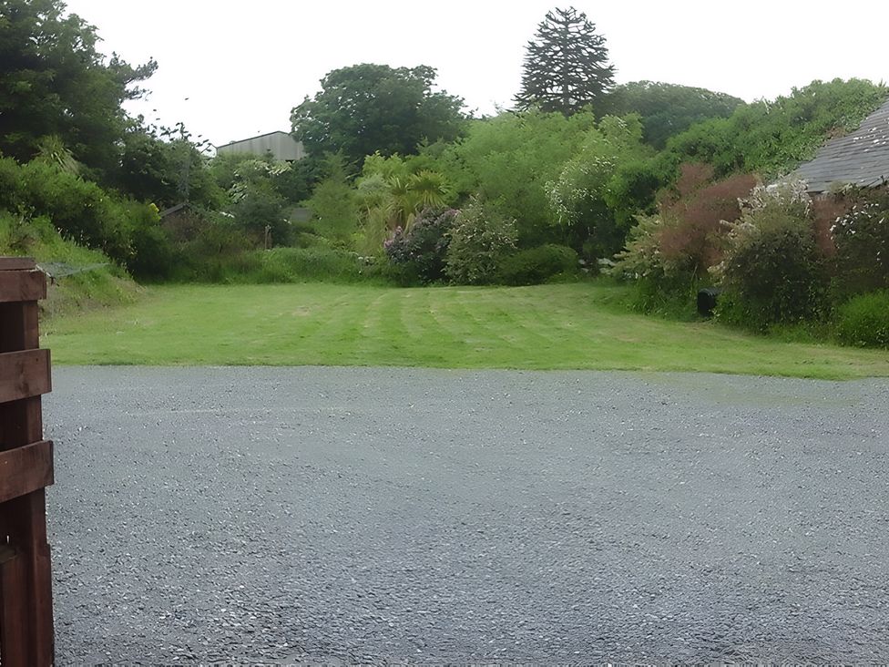 A garden with grass and gravel at Culnacraig in Stranraer