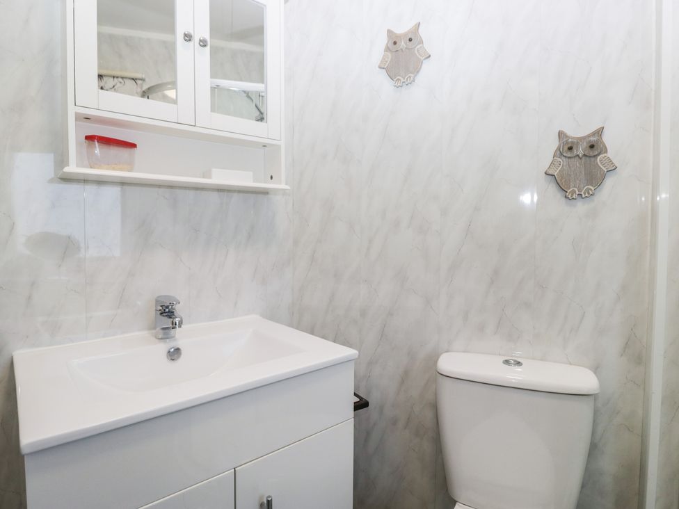 A bathroom with a sink and toilet at Beechtree Lodge 46 Denny