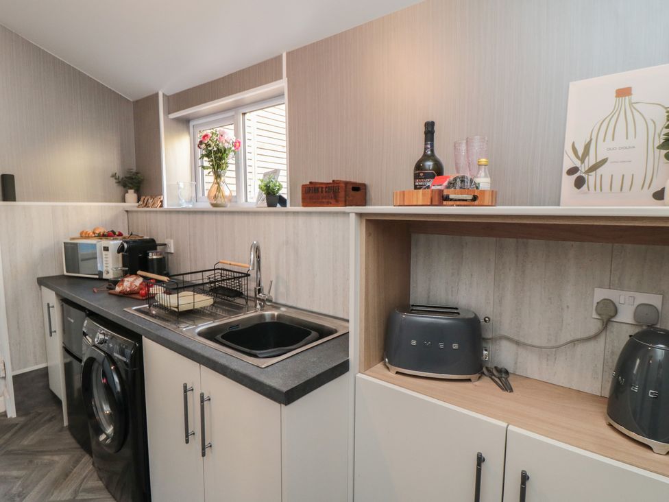 A kitchen with appliances and a sink at Isla’s Sea Forge in Skinningrove