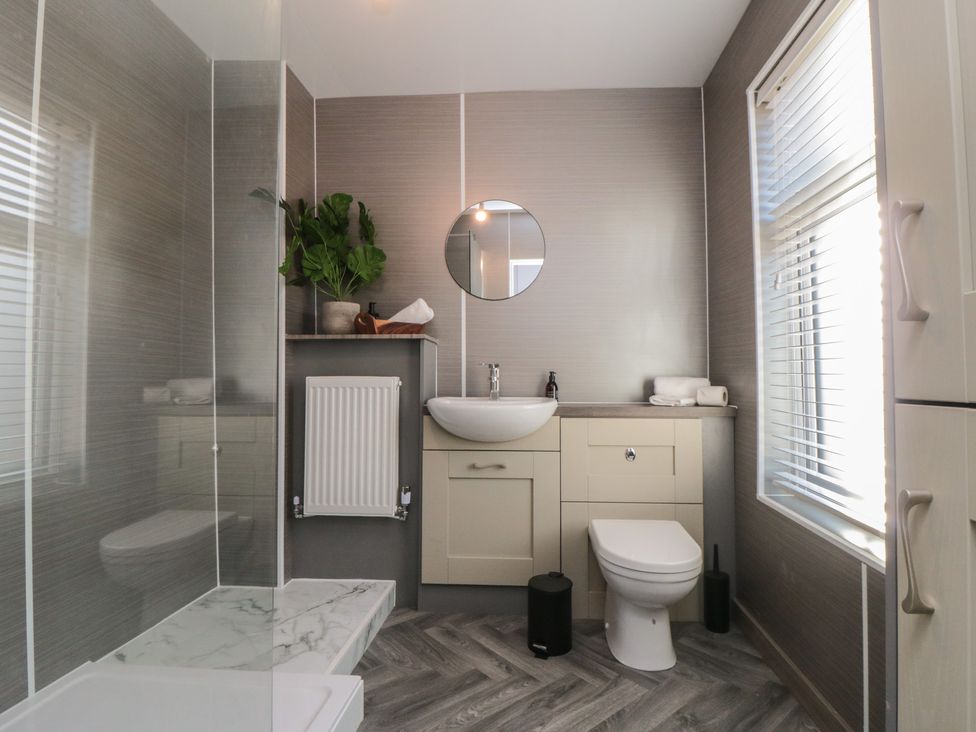A bathroom with a sink and toilet at Isla’s Sea Forge in Skinningrove