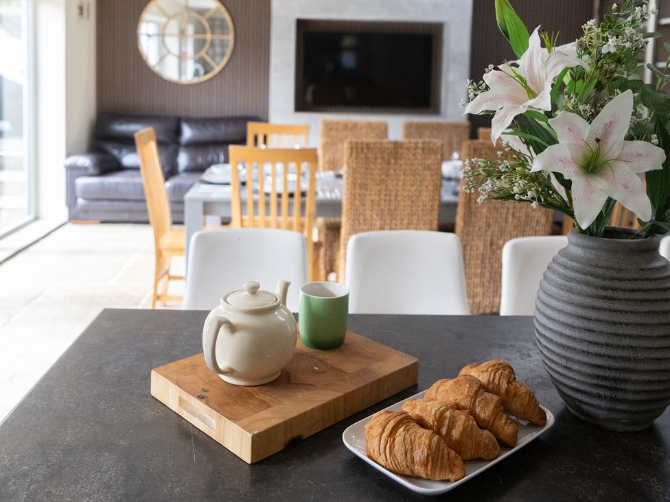 A dining room with a table and flower vase at 6 Front Street