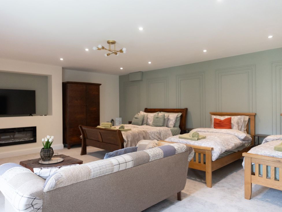 A bedroom with multiple beds and furniture at 6 Front Street 