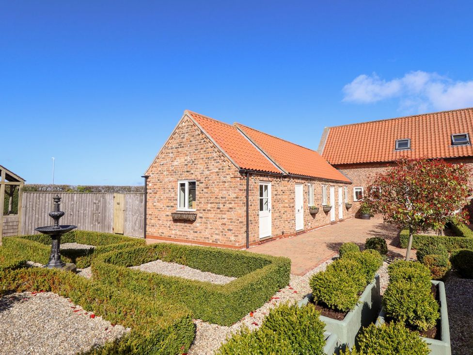 A house with a garden and fountain at The Stables in Louth
