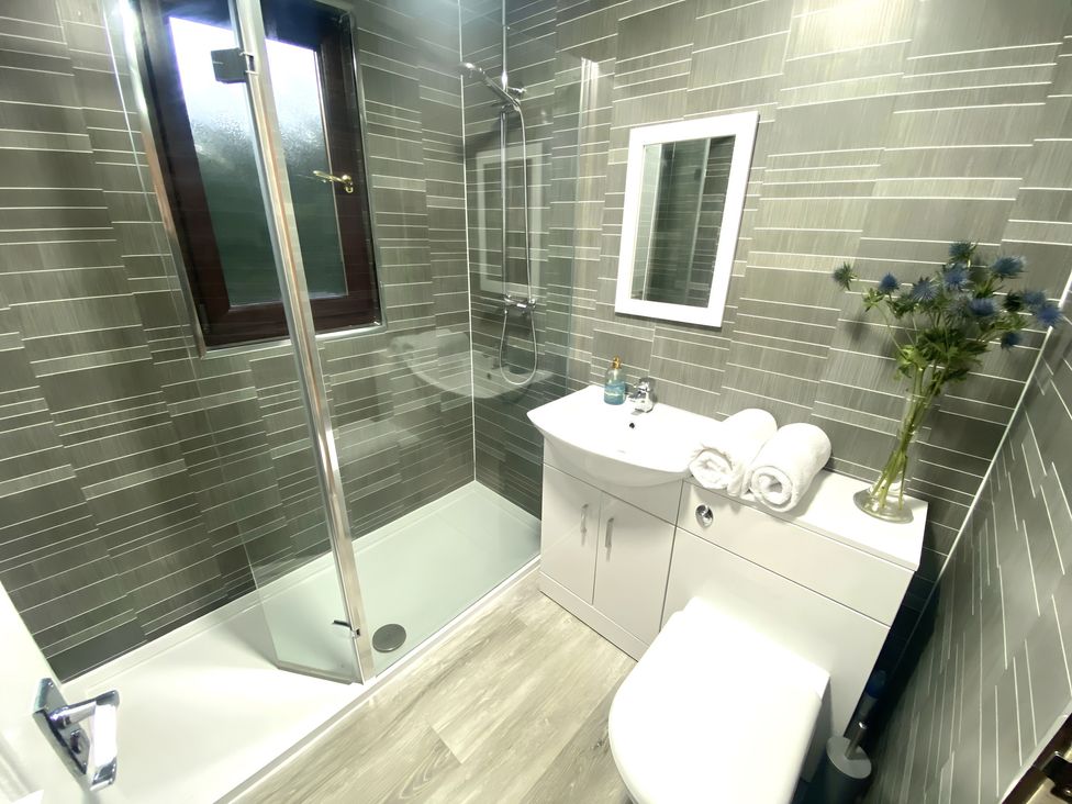A bathroom with shower, sink, and toilet at Cabin 1 Moffat Manor in Moffat