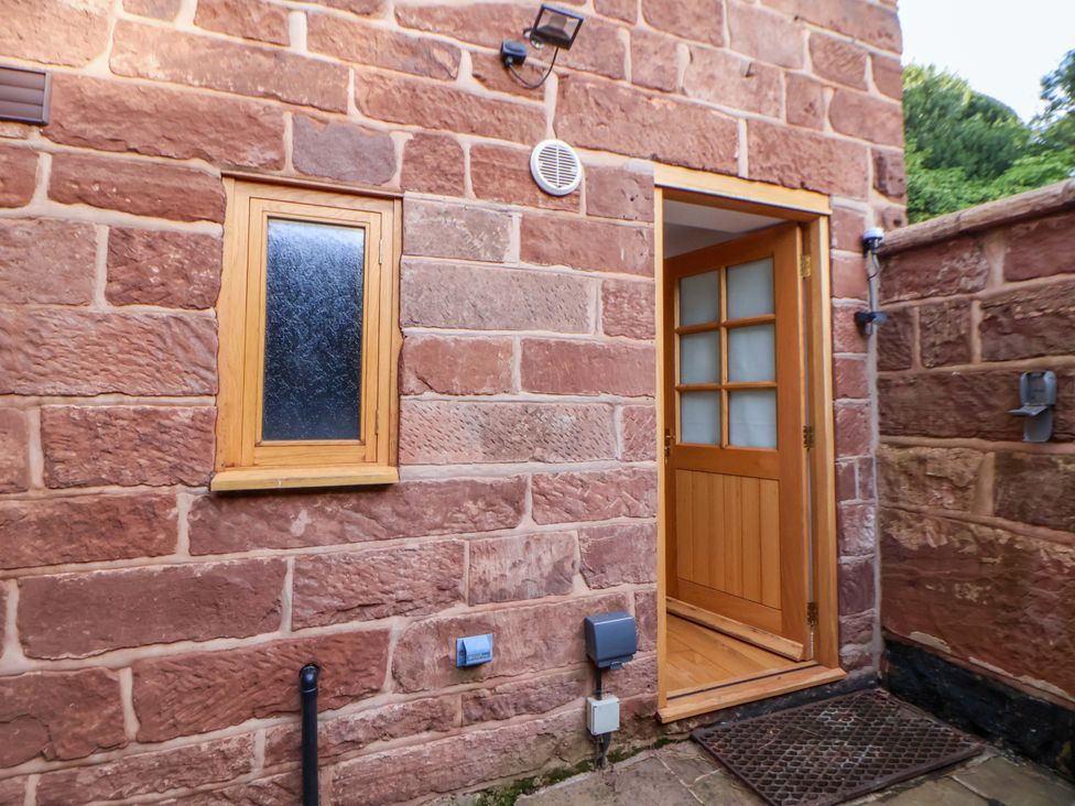 An entrance area with a door and window at The Apple Store in Tarporley