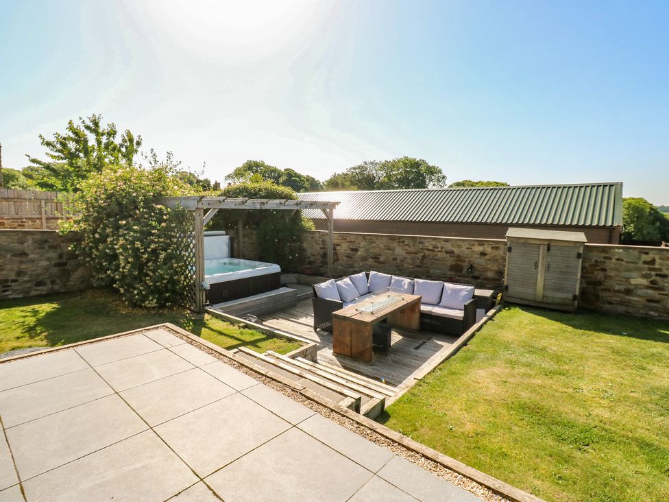 A garden with a jacuzzi and outdoor seating at Stackyard in Witton Gilbert
