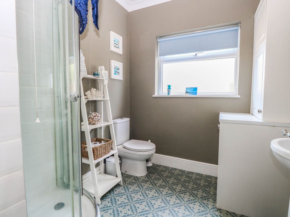 A bathroom with a shower, toilet, and sink at Cootiya Corner in Great Lyth