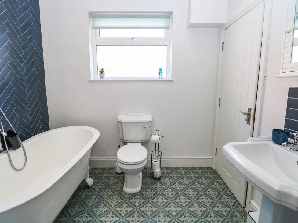 A bathroom with a bath tub, toilet, and sink at Cootiya Corner in Great Lyth