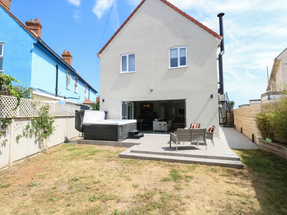 A garden with a hot tub and furniture at Cootiya Corner in Great Lyth