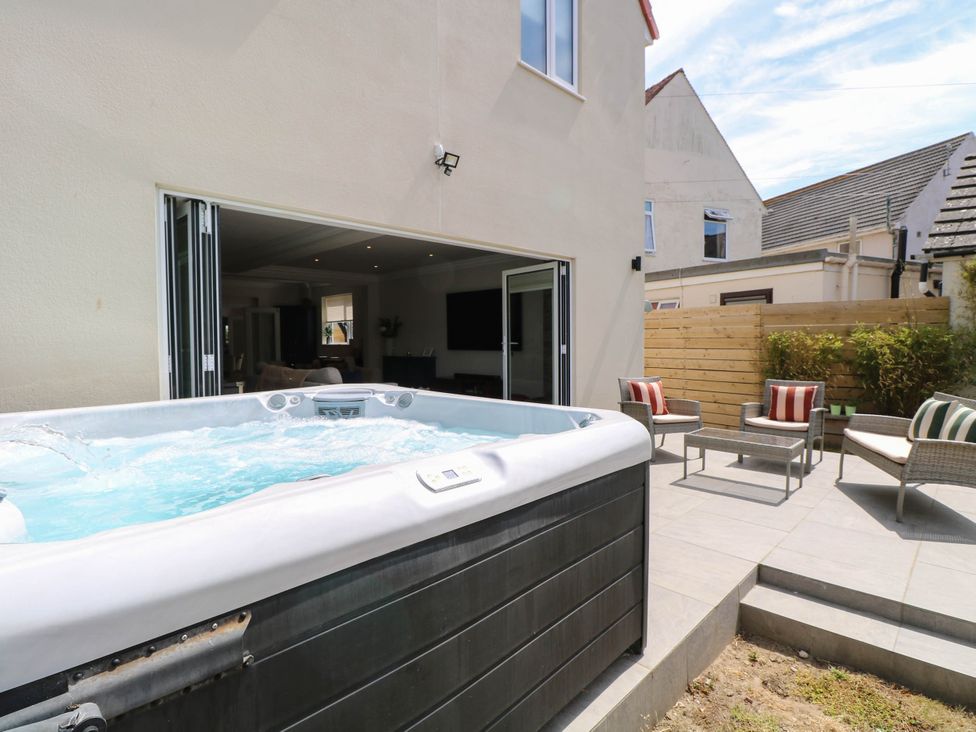 A garden with a hot tub and outdoor seating at Cootiya Corner in Great Lyth