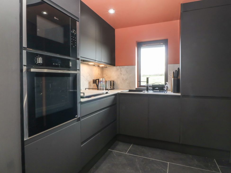 A kitchen with appliances and countertop at Seren Fach Pwllheli