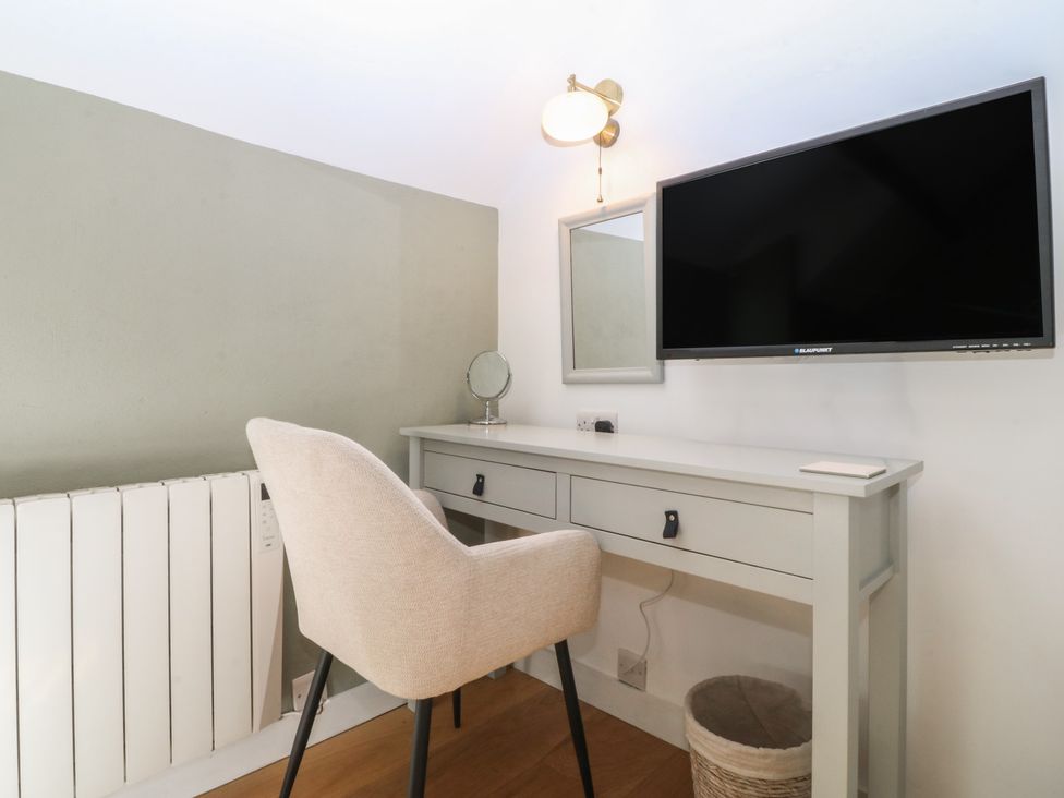 An office with a desk and a chair at Seren Fach in Pwllheli
