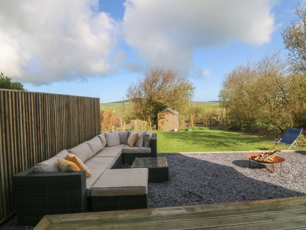 A garden with an outdoor seating area at Seren Fach in Pwllheli