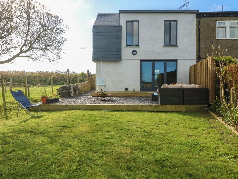 A house with windows and a patio in the outdoor area at Seren Fach Pwllheli