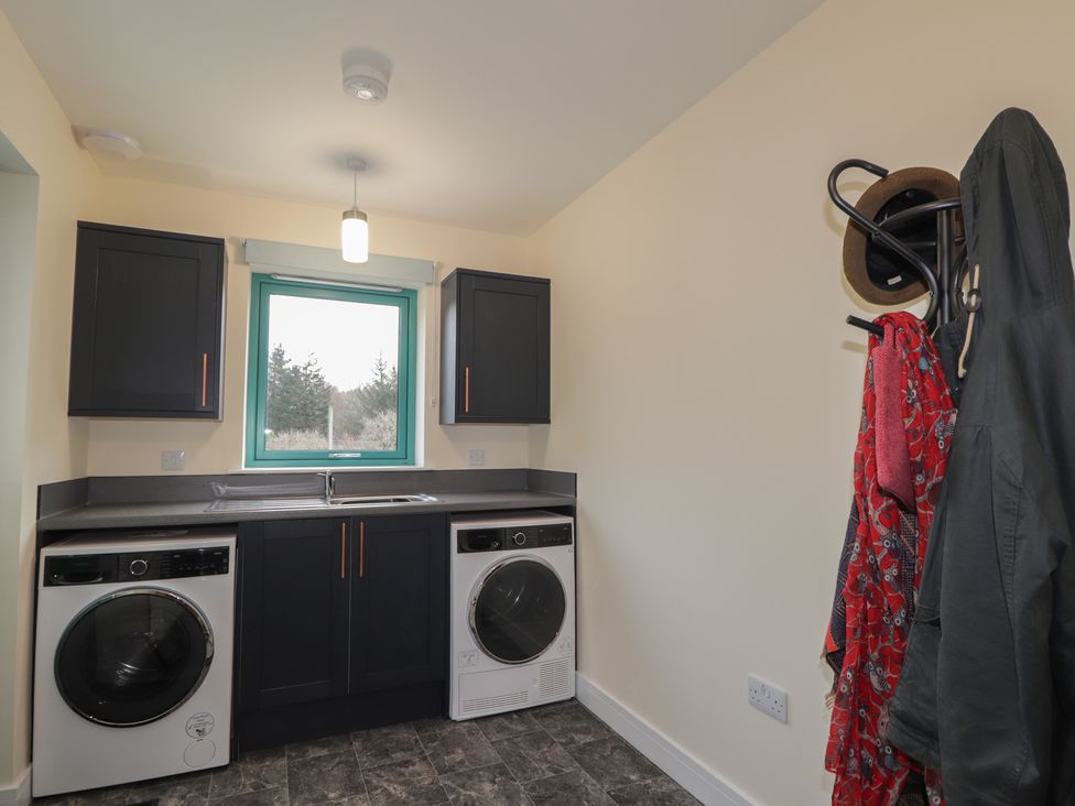 A laundry room with washing machine and dryer in Sonas, Strathcarron