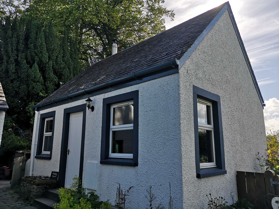A cottage with windows and a front door at Claymires Stirling