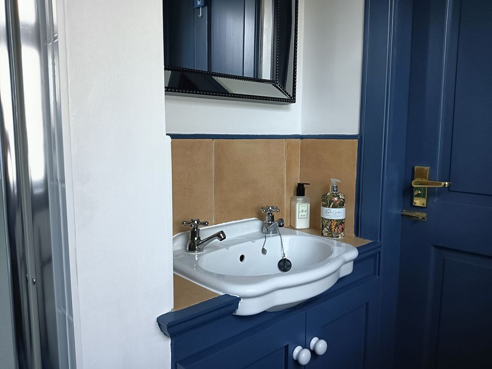 A bathroom with a washbasin and mirror at Claymires Stirling