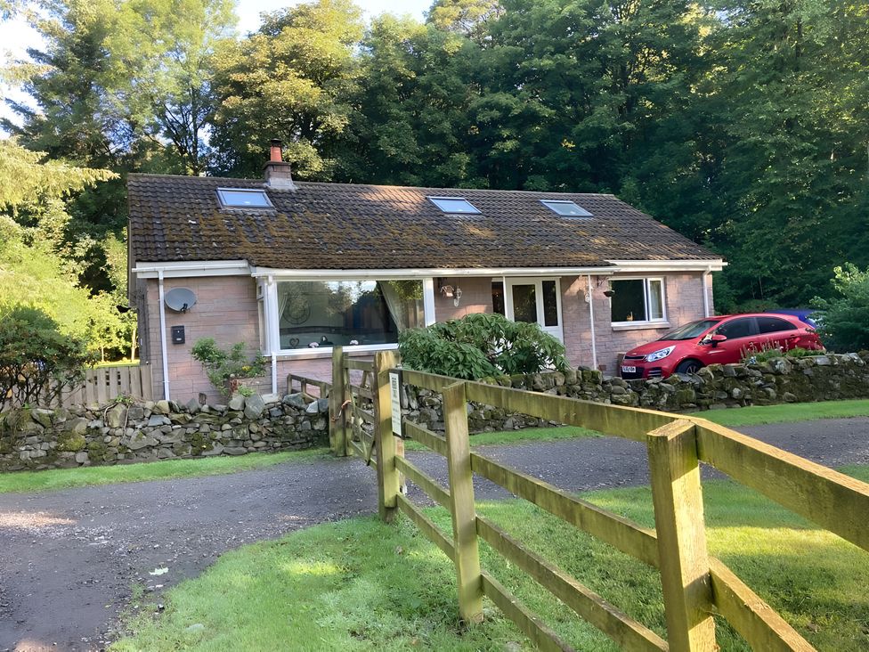 A house with a car parked in front at Whispering Trees Cottage in Thornhill