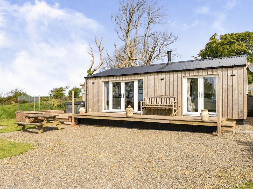 A house with a deck and picnic table at The lodge at Plumstone View Letterston