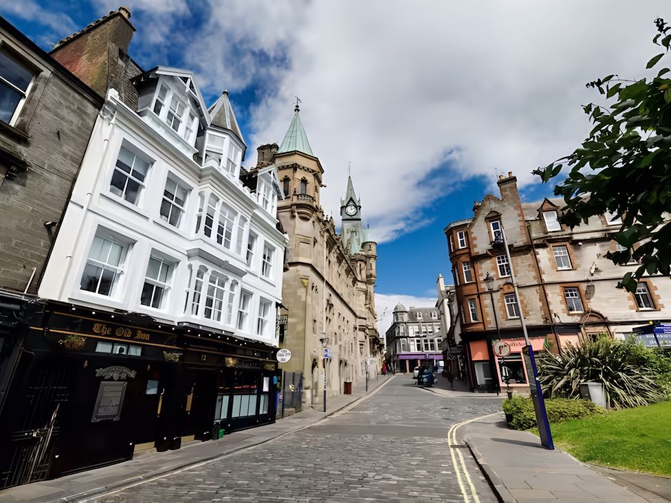 A street view featuring buildings and a clock tower at Robert the Bruce Apartment in Dunfermline