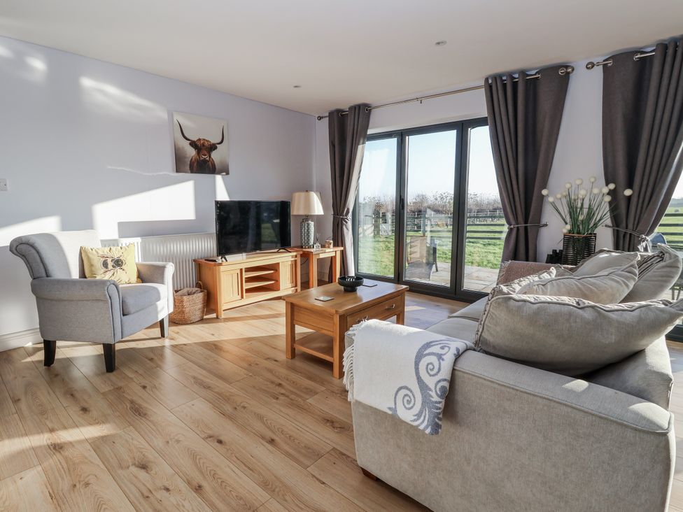 A living room with sofa and television at Fleetwood in Richmond