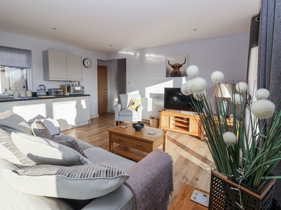 A living room with a sofa and coffee table at Fleetwood in Richmond