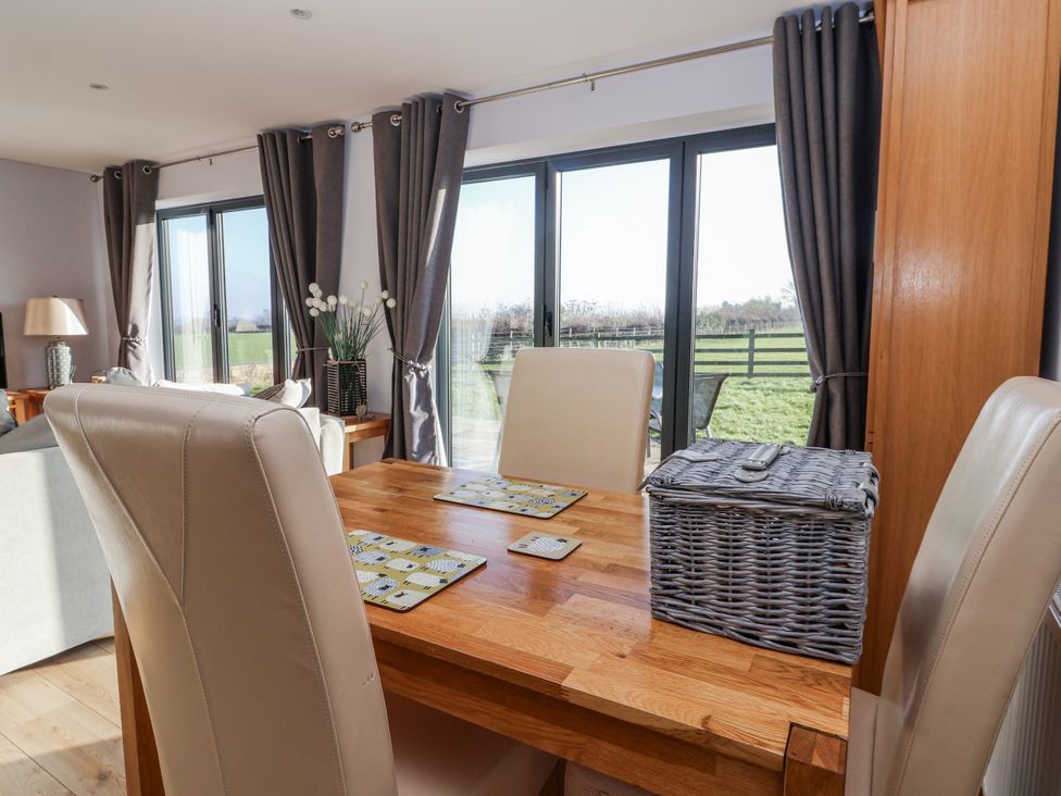 A dining room with a table and chairs at Fleetwood in Richmond