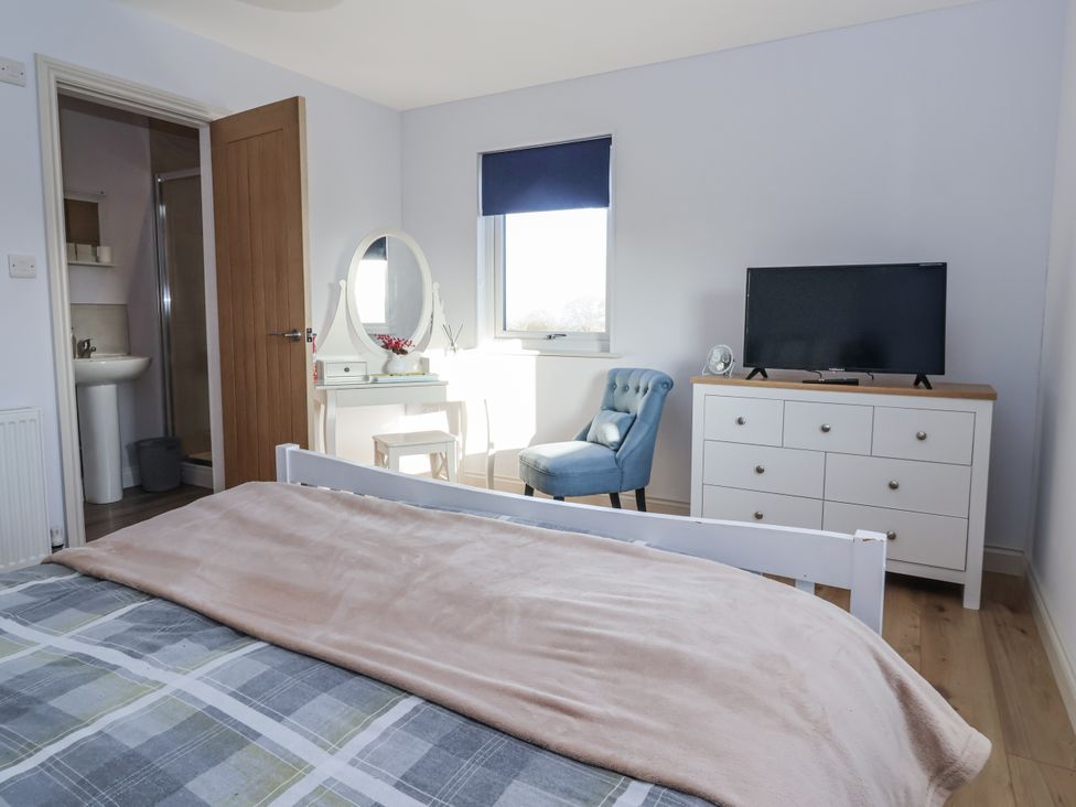 A bedroom with a bed and a television at Fleetwood in Richmond