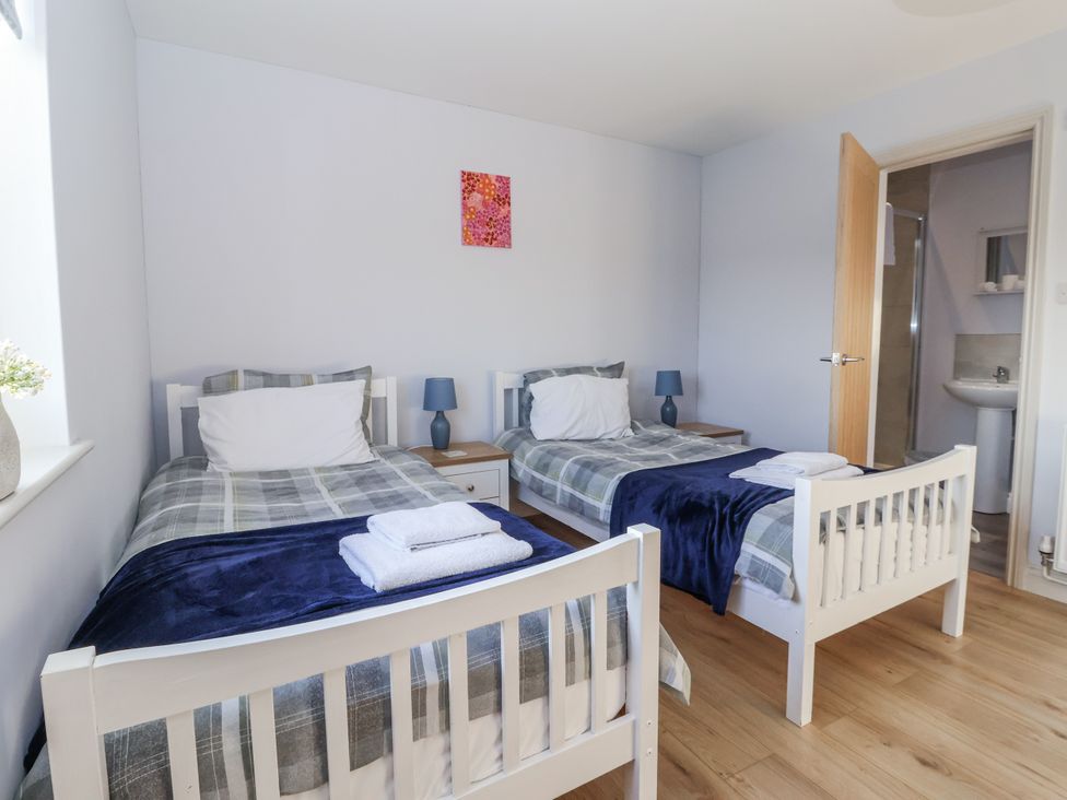 A bedroom with two beds and a wash basin at Fleetwood in Richmond