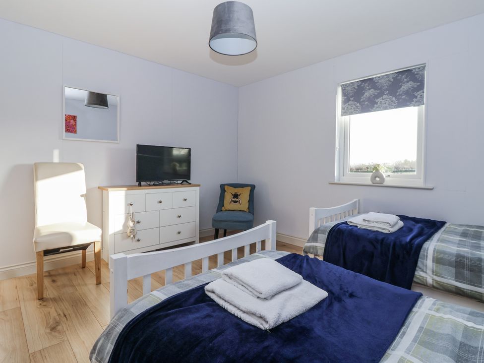 A bedroom with two beds and a TV at Fleetwood in Richmond