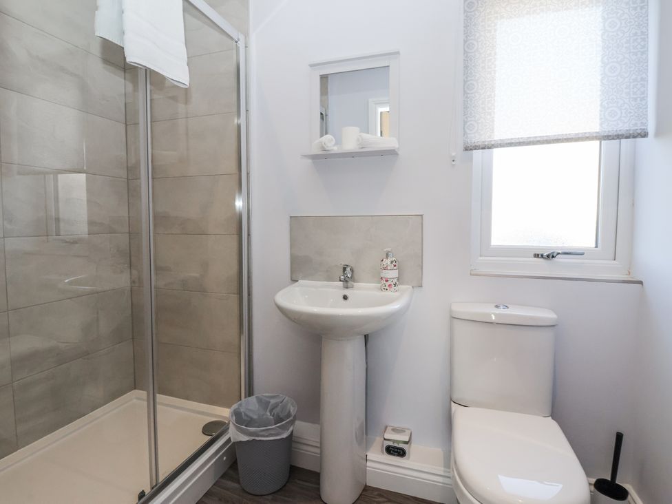 A bathroom with a shower, sink, and toilet at Fleetwood in Richmond