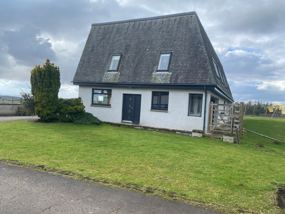 A house with a front door and windows at The Annex at Meeks Park in Alloa
