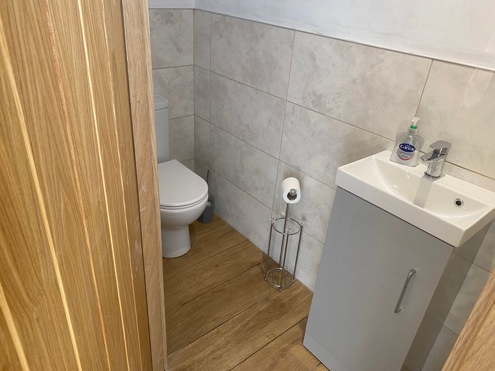A bathroom with toilet and sink at The Annex at Meeks Park, Alloa