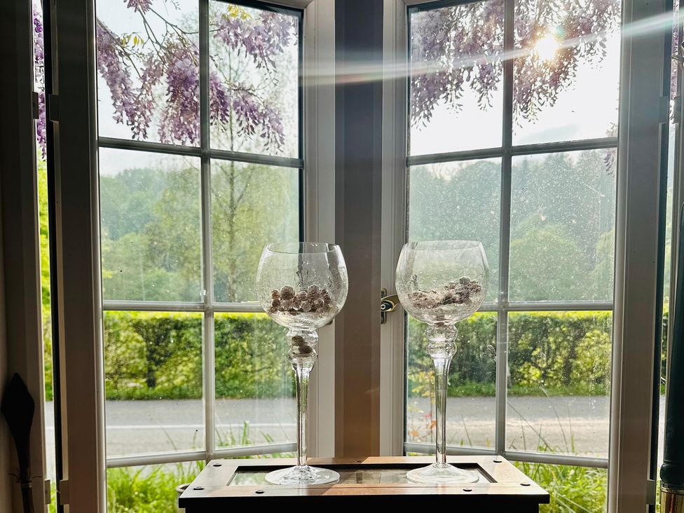 A living room with vases on a table at The Bark House in Tiverton