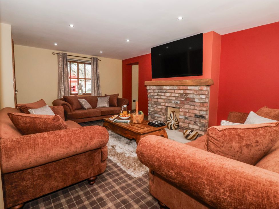 A living room with sofas and a coffee table at Champagne Cottage in Weaverthorpe