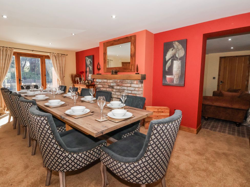 A dining room with a large table and chairs at Champagne Cottage in Weaverthorpe