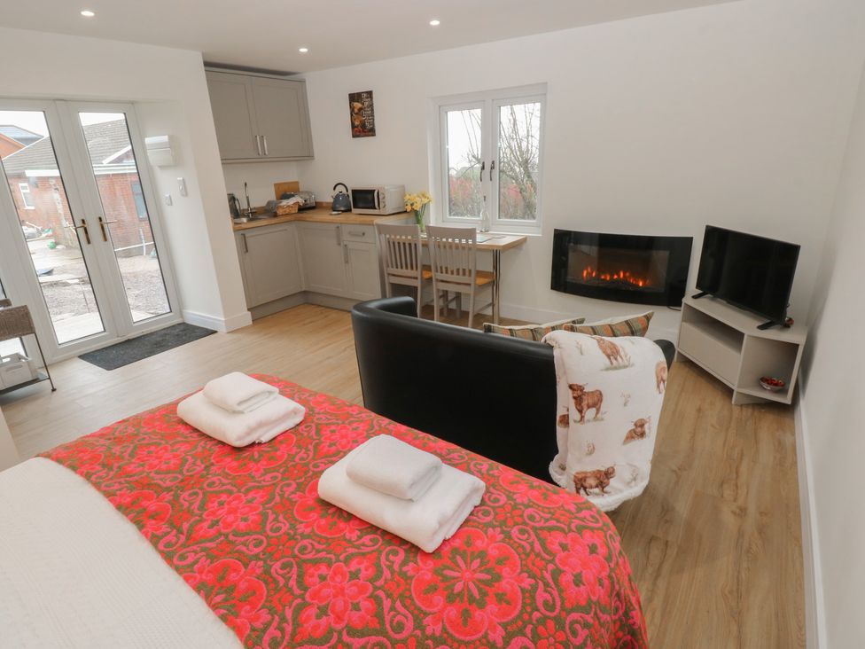 A studio room with a bed and kitchenette at Heidiaway Lodge Porth