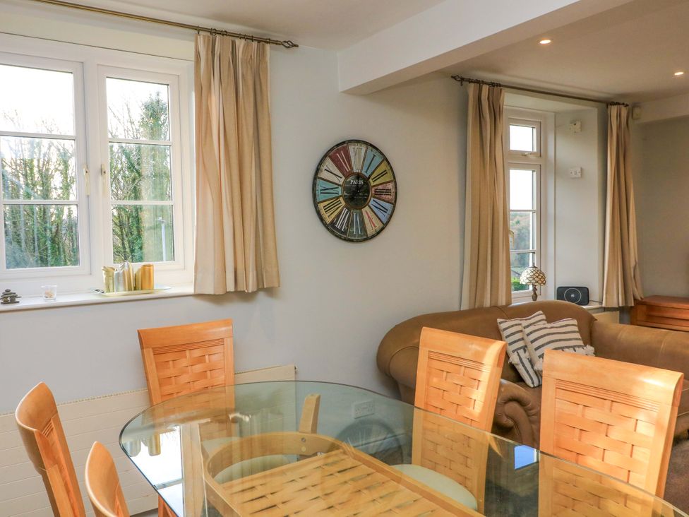 A dining room with a table and chairs at Blackstone Cottage in Salcombe