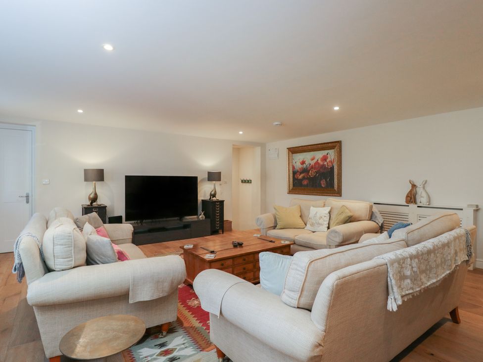 A living room with sofas and a television at Flat 6