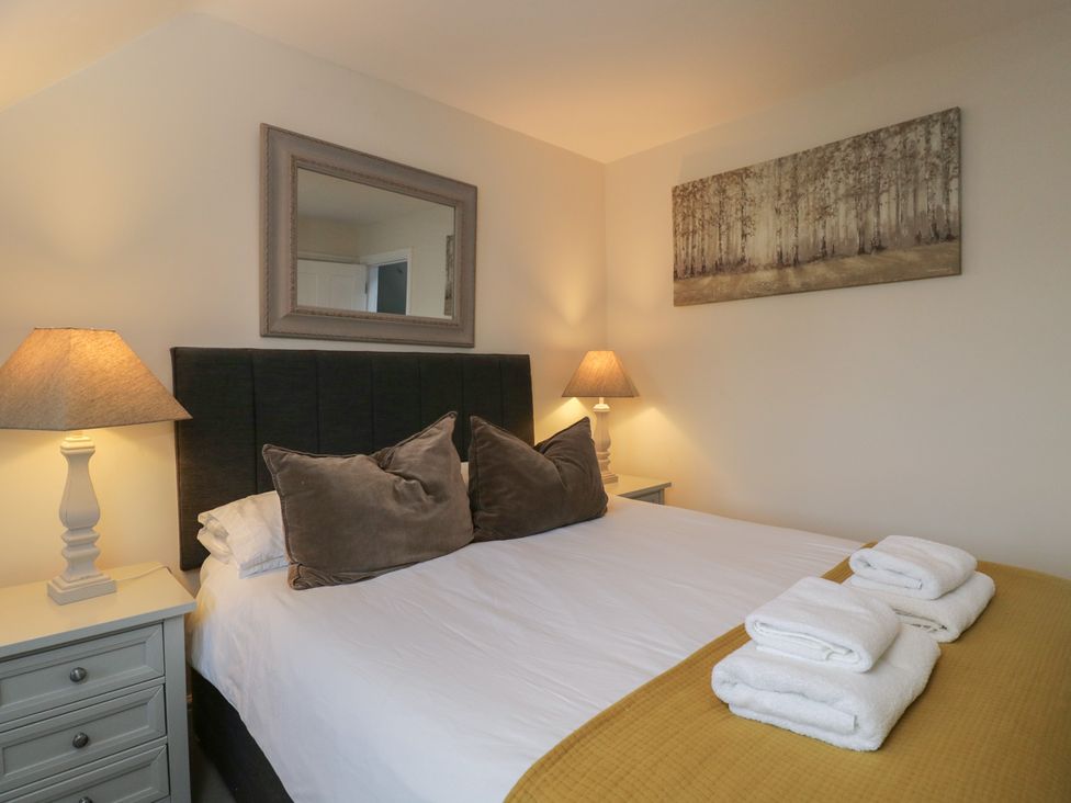 A bedroom with a bed and lamps at Flat 6 in 