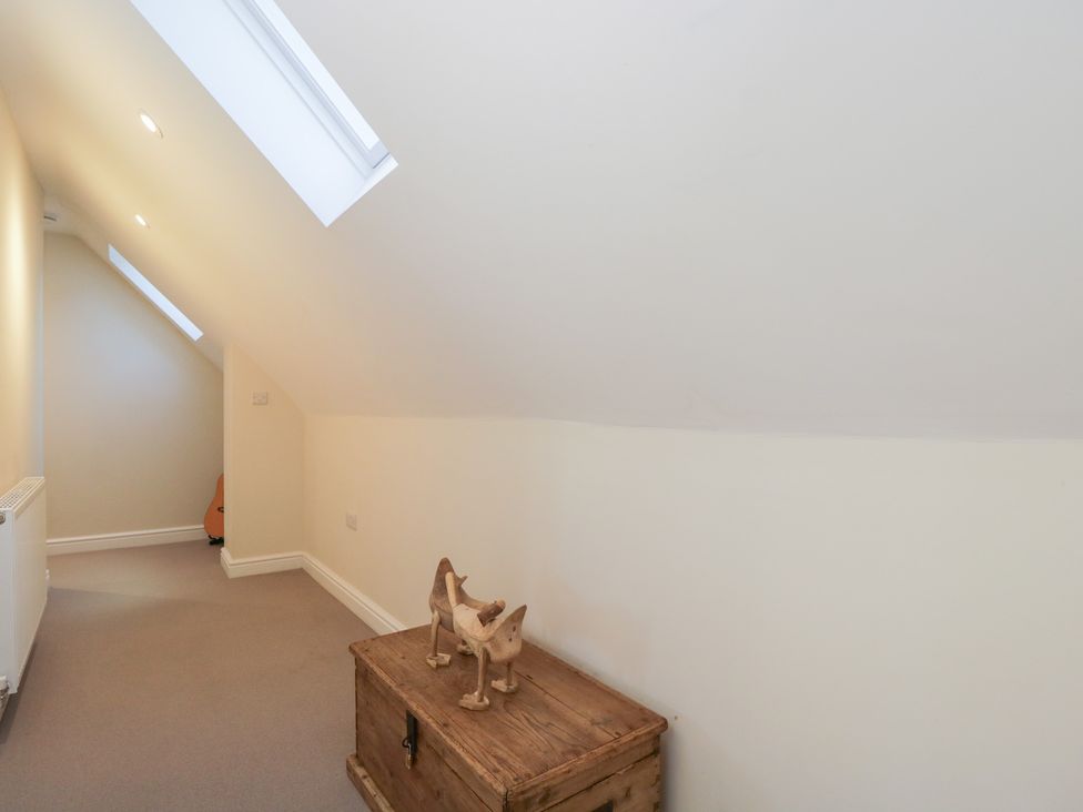 A hallway with a wooden box and a decorative figurine at Flat 6 