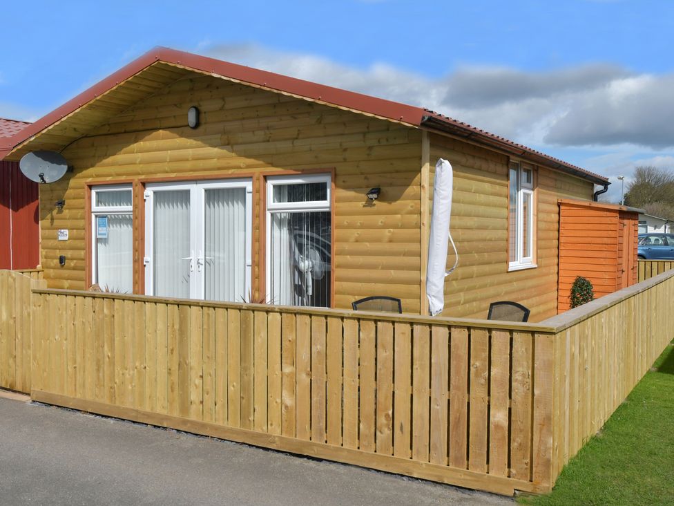 A cabin with a wooden fence at 226 Third Avenue in Bridlington
