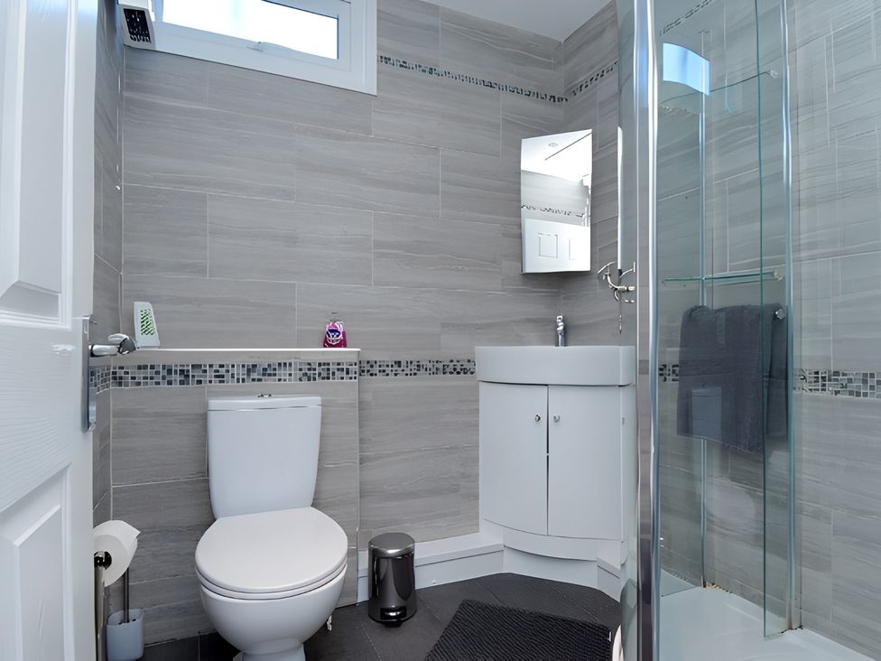 A bathroom featuring a toilet, sink, and shower at 226 Third Avenue in Bridlington