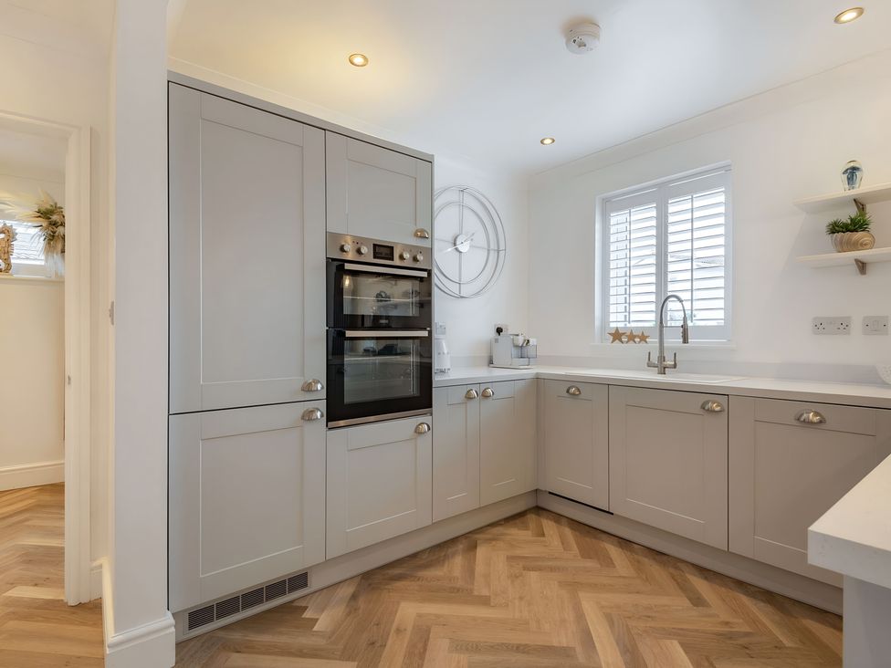 A kitchen with oven and sink at 6 Tegafan in Abergele