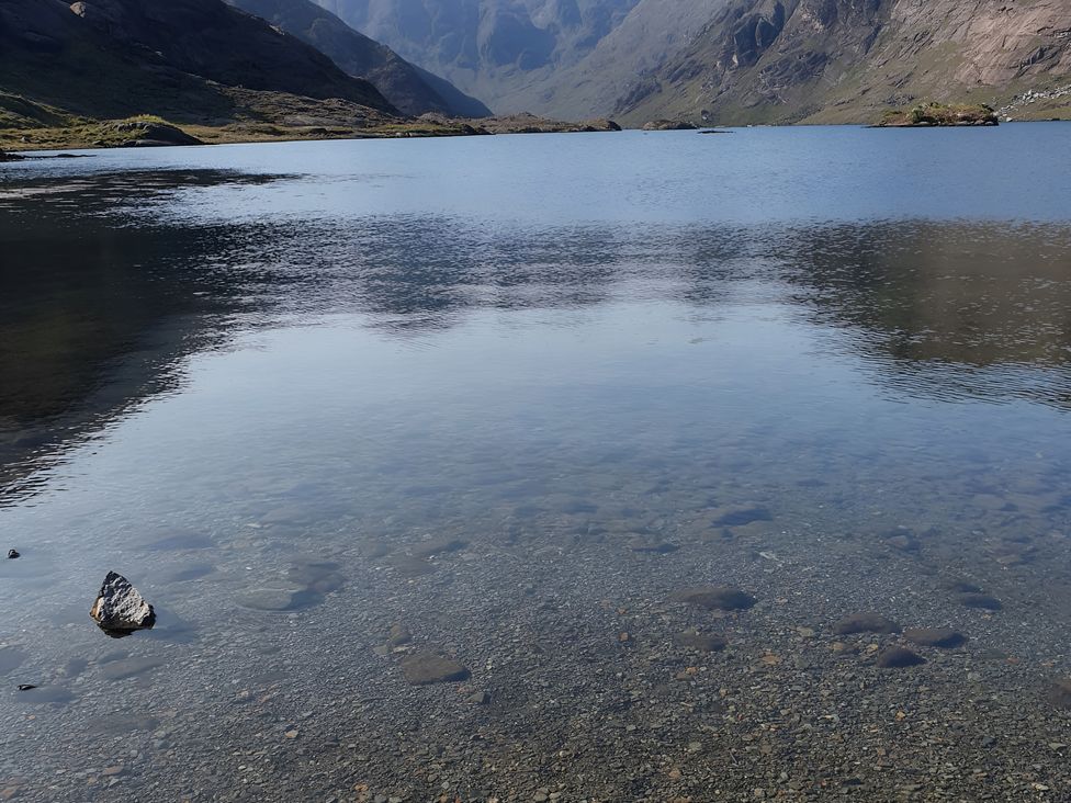 A lake with mountains in the background at Cullinview in Isle of Skye